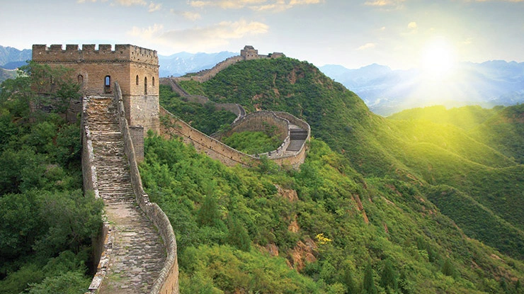 The Great Wall of China on a sunny day, where students with a major in Chinese may visit on education abroad.